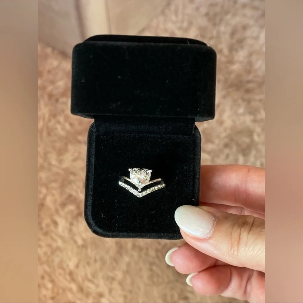 Size 8 Elegant Silver Heart-Shaped Rhinestone Ring New NWT